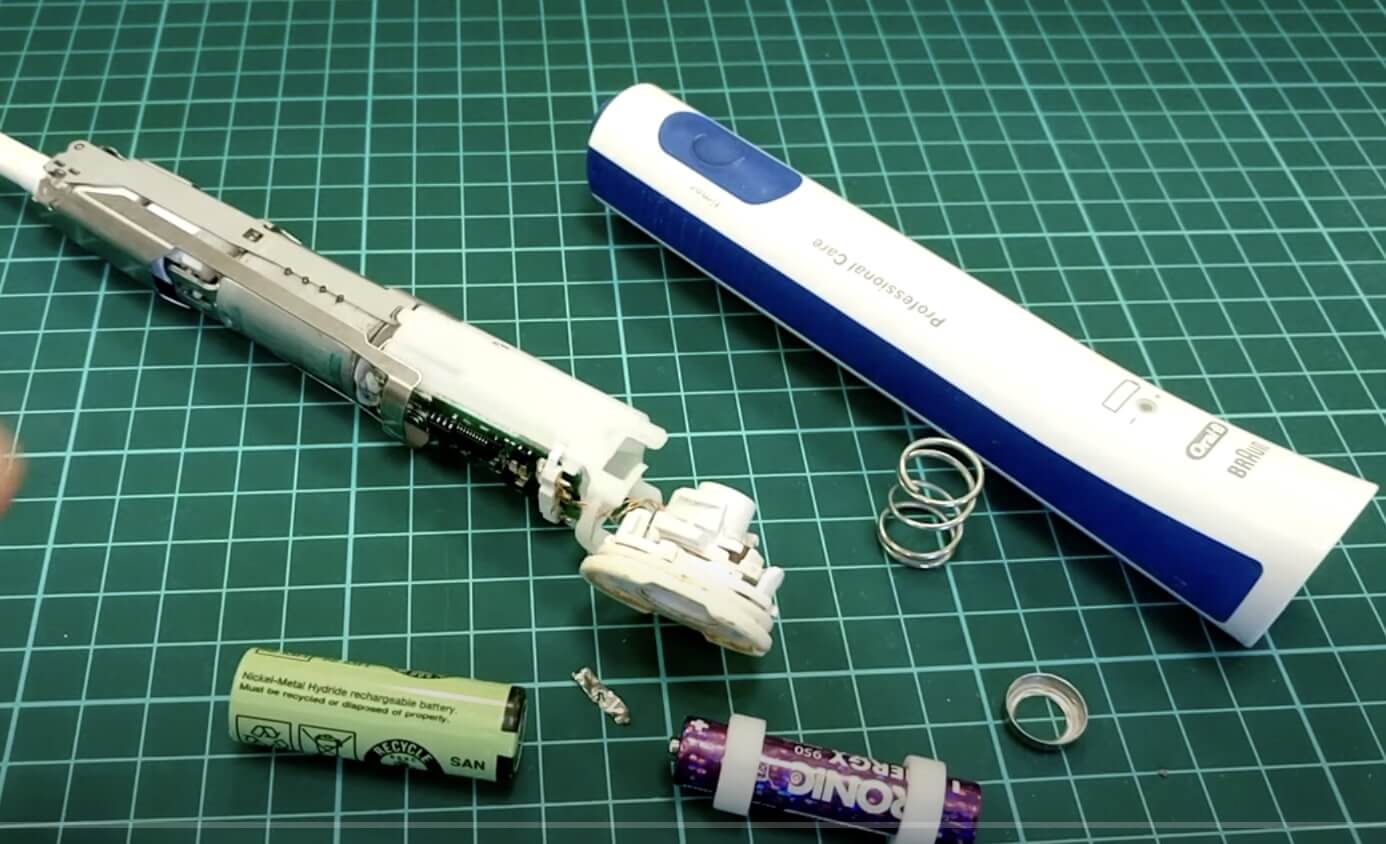 Cambiar la batería de un cepillo de dientes eléctrico Braun Oral-B