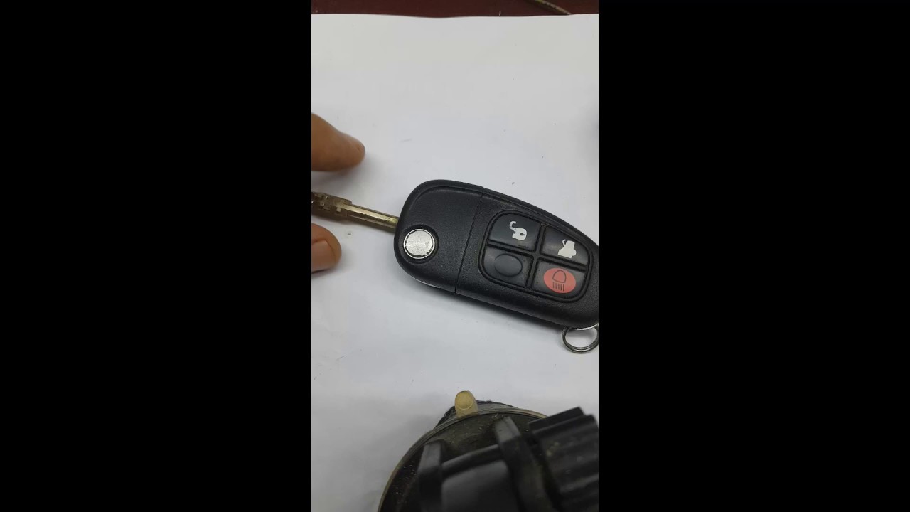 Cómo cambiar la batería en un llavero Jaguar