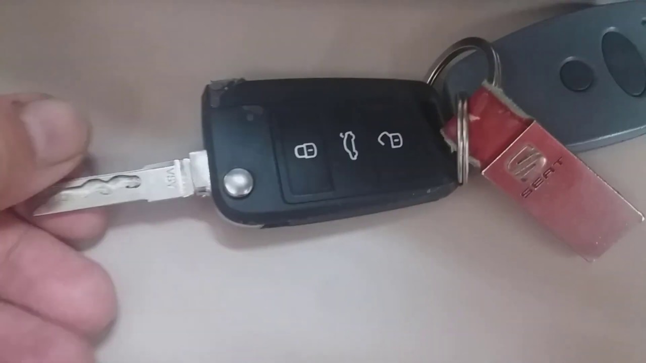como cambiar la bateria en un seat leon llave